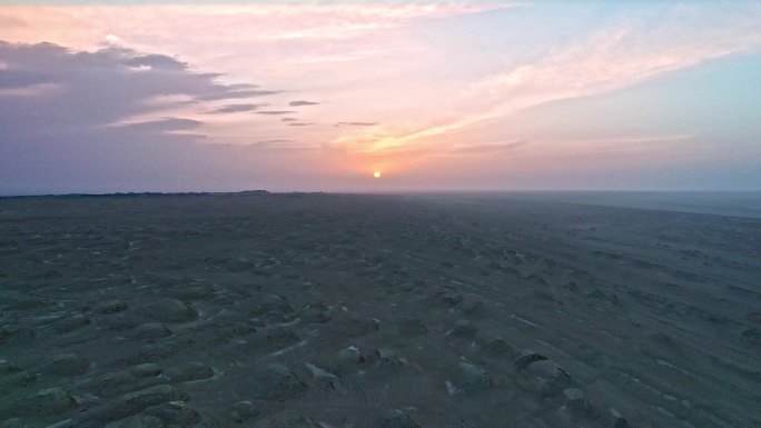 青海海西鄂博梁日出航拍