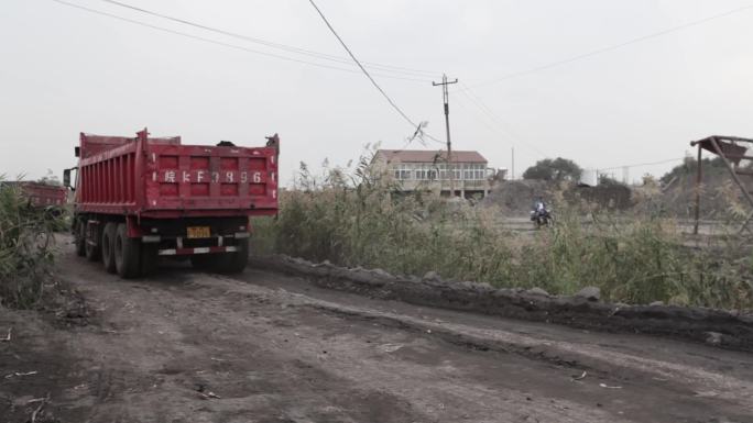 大车重车压坏的乡村道路