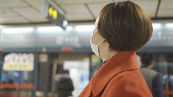 在地铁里戴口罩保护自己免受新冠病毒感染