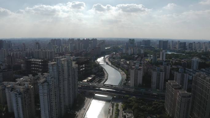 上海美丽苏州河蜿蜒连接城市中心润泽大地