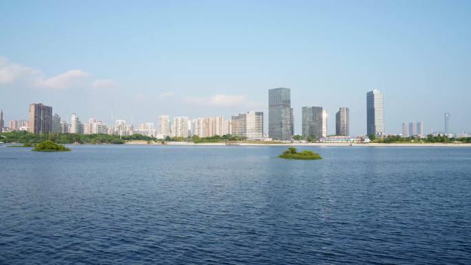 厦门海沧区阿罗海广场旁湖水秀公园