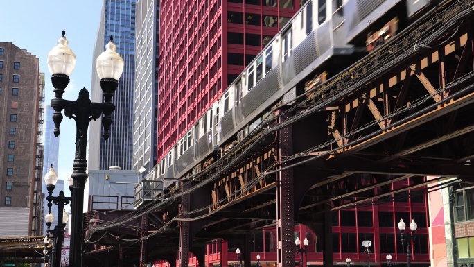 芝加哥市中心的地铁列车