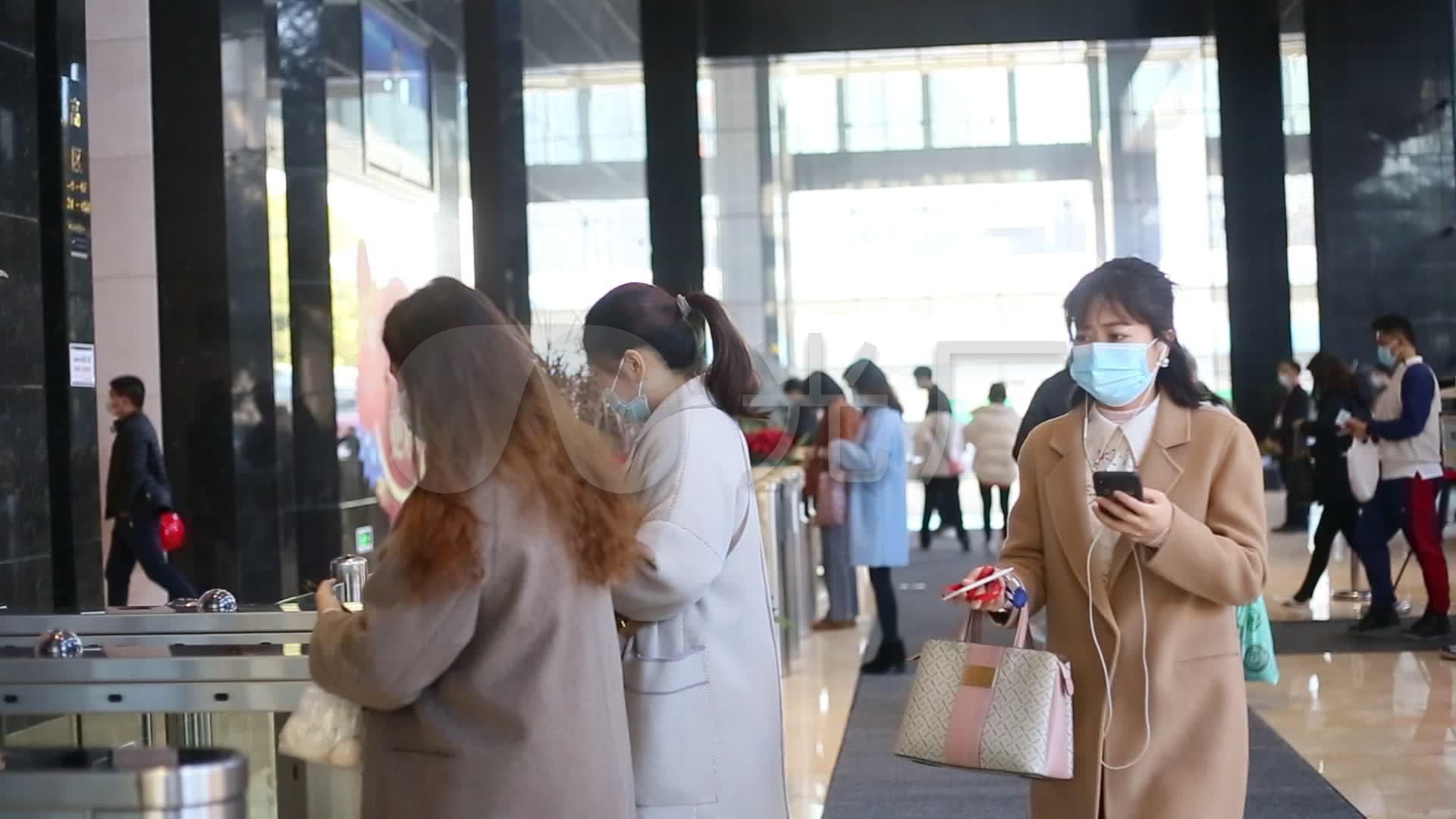 匆忙的城市办公楼大堂上班族匆匆脚步刷卡