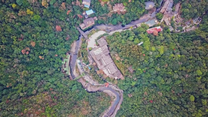 中国广西龙胜的森林青山山涧溪流航拍