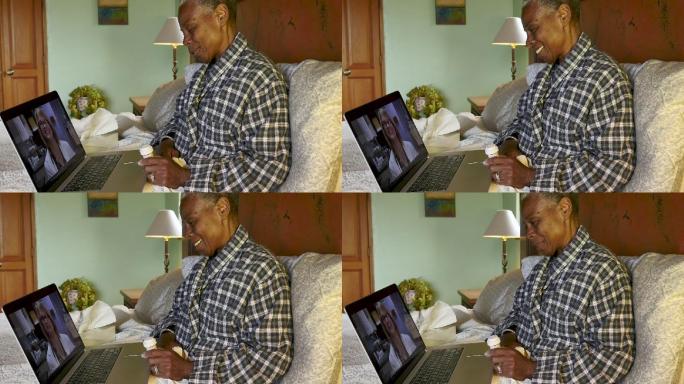 妇女在远程医疗视频通话中与她的医生告别