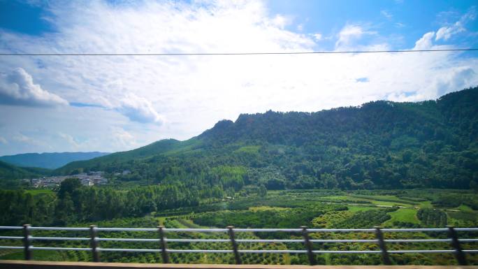 旅途中火车窗外的沿途风景