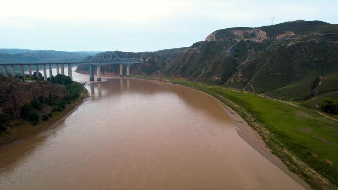 5.4k航拍内蒙古黄河峡谷及跨河铁路大桥