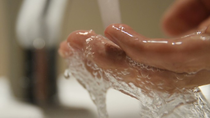 用自来水洗手瓷器液体浇灌