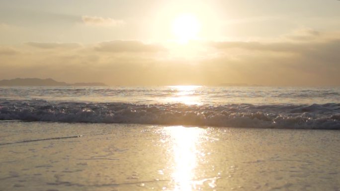 朝阳下的海浪 海上日出 晨曦海浪