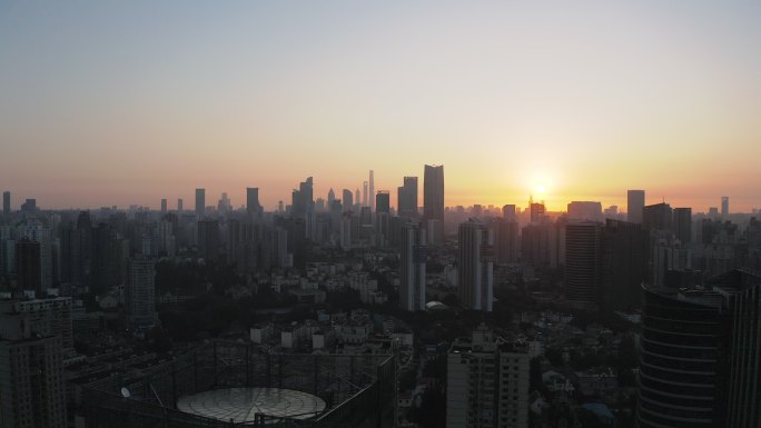 上海清晨日出阳光普照大地充满希望的一天