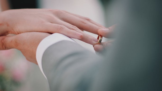 新郎与新娘交换结婚戒指