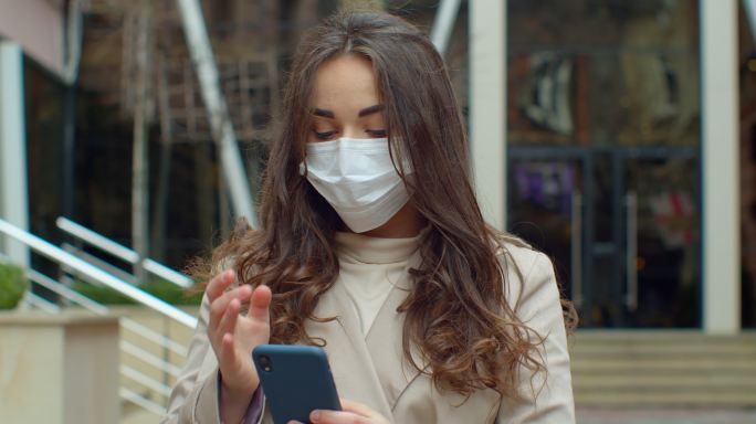 使用智能手机女人老外国外视频素材