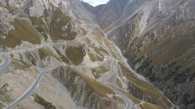 独库公路铁力买提达坂下山大弯航拍素材