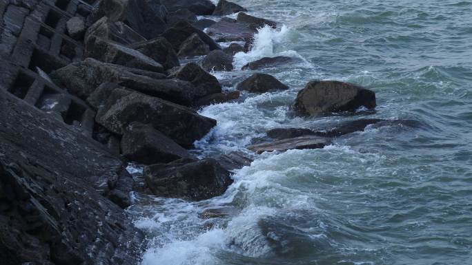 海浪冲击海岸