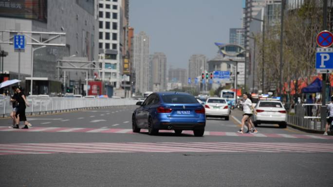 人行道路口人流车流视频素材