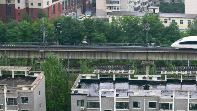 雨天高铁穿过小区