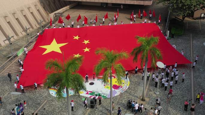 香港市民维港拉巨幅红旗献礼祖国72华诞5