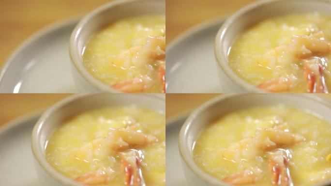潮汕厨师熬制一碗海鲜粥 (1)