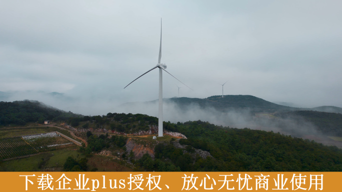 风力发电视频矗立在农村田野里的发电风车