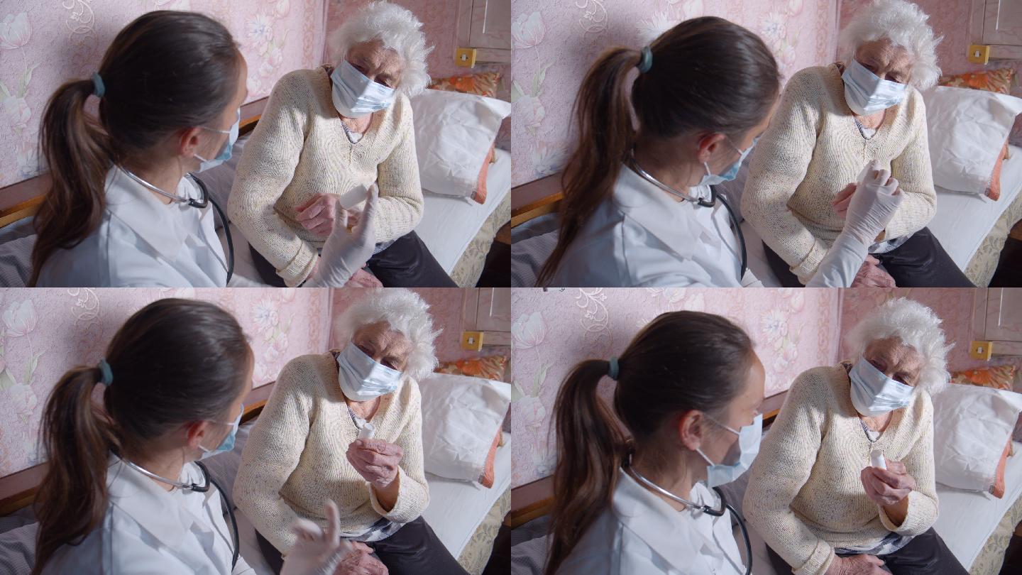 女医生在家里给一位老年妇女讲解药物