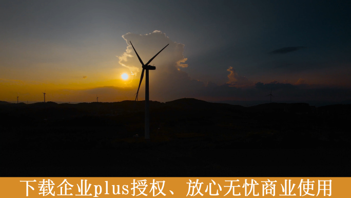 风力发电视频金色夕阳下旋转的发电风车
