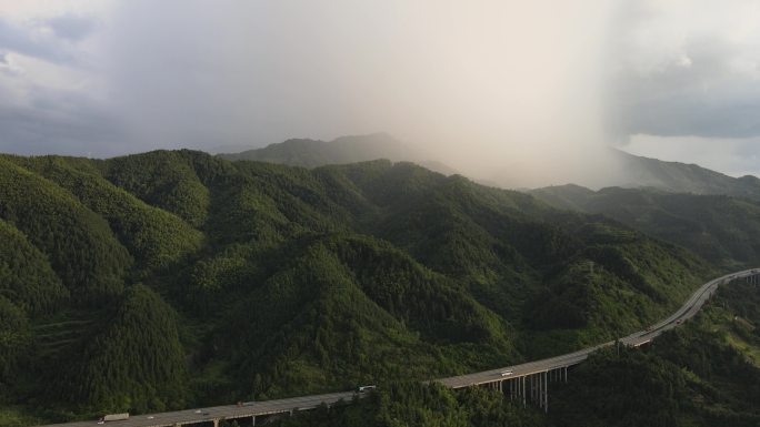 雪峰山积雨云