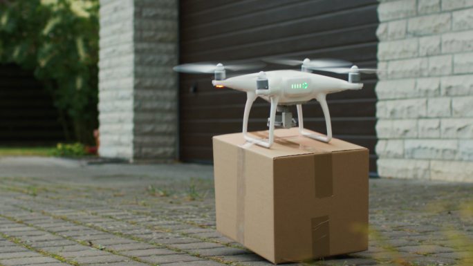 飞行无人机将邮包直接送到您的门廊。