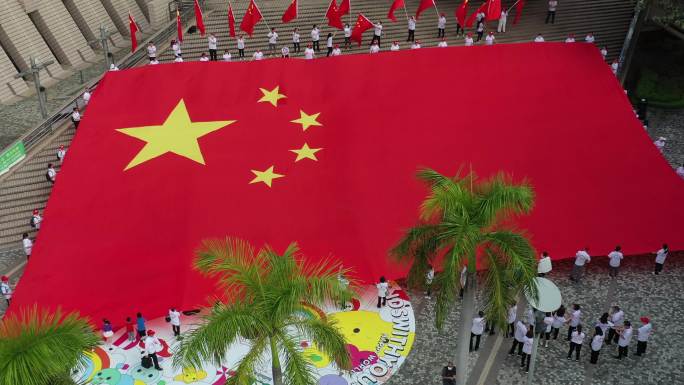 香港市民维港拉巨幅红旗献礼祖国72华诞2