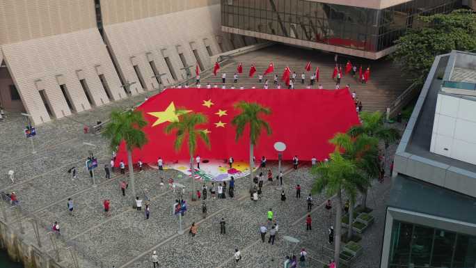香港市民维港拉巨幅红旗献礼祖国72华诞1