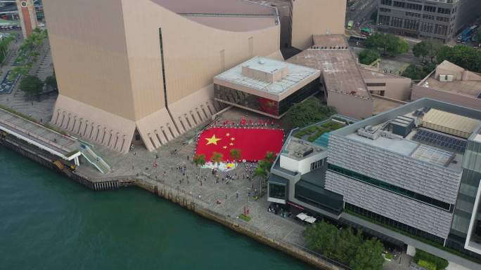 香港市民维港拉巨幅国旗献礼祝福祖国