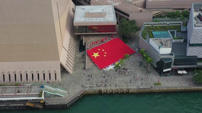 香港市民维港拉巨幅国旗献礼祖国爱国爱港