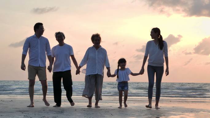 快乐的大家庭走向海滩