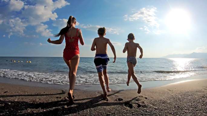 三个孩子在海里玩得很开心