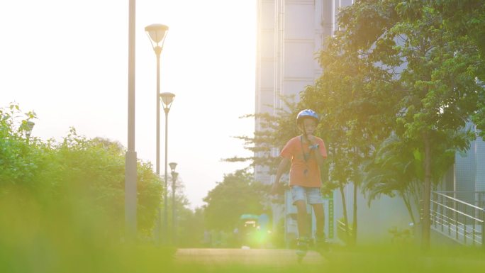 夕阳下小区溜娃小孩游玩