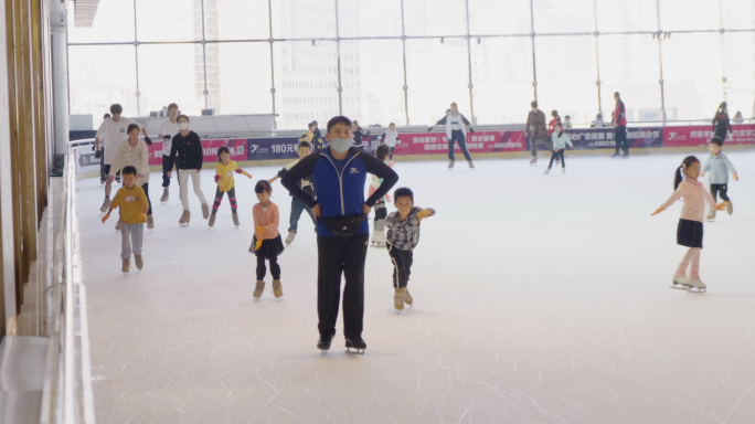 4K滑冰场-溜冰场-孩子学滑冰