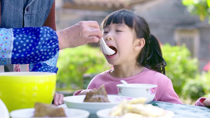 奶奶喂小孩吃饭