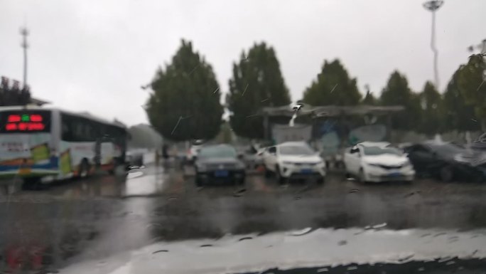 雨天的车窗外