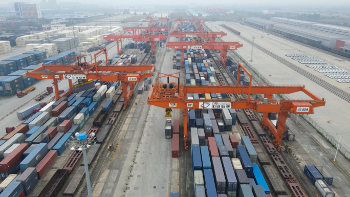 中国自由贸易区中欧班列青白江铁路港航拍