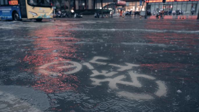 城市雨季水患-慢镜头