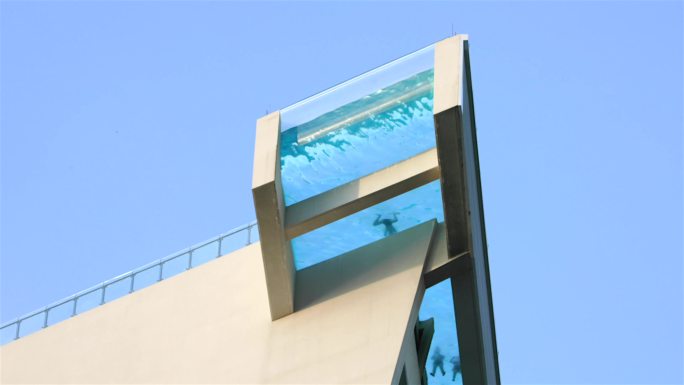 4k楼顶的透明空中泳池