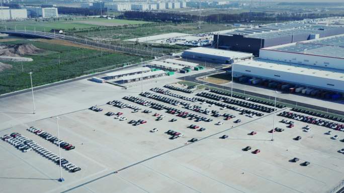 4K航拍特斯拉超级工厂侧面飞跃停车场