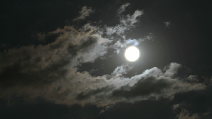 月亮延时摄影时光流逝阴云密布容光焕发
