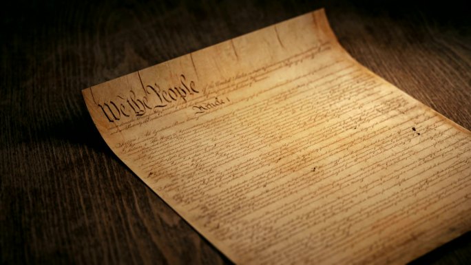 在烛光下呈现美国宪法的第一页