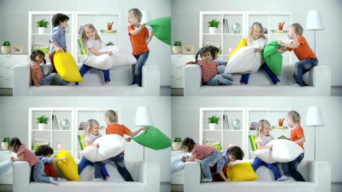 四个孩子在沙发上玩枕头打架