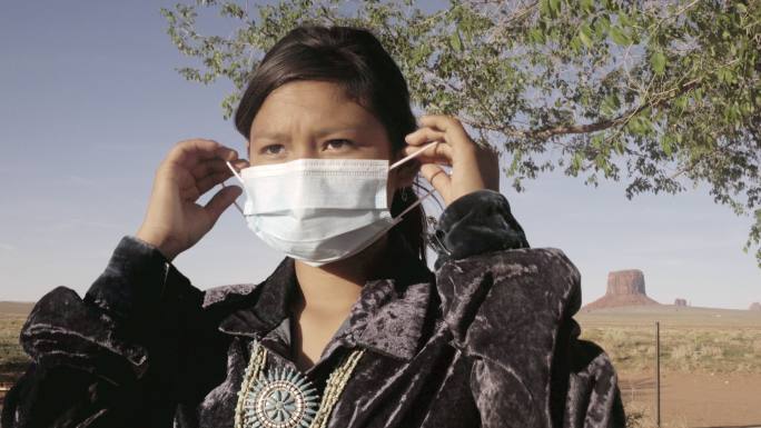 一个年轻的纳瓦霍族女孩戴上N95口罩