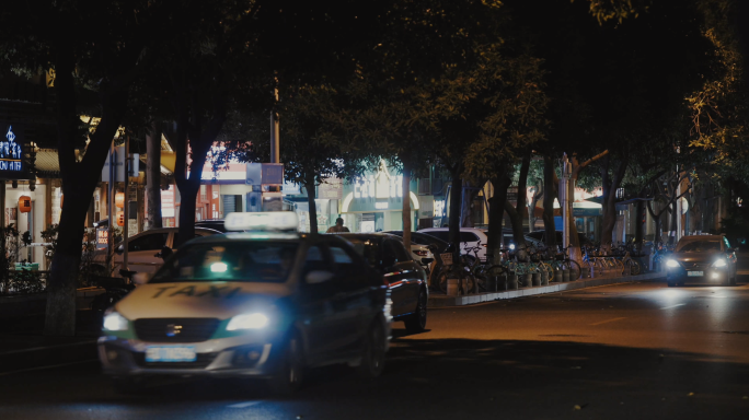 4k 夜晚 小路车来车往