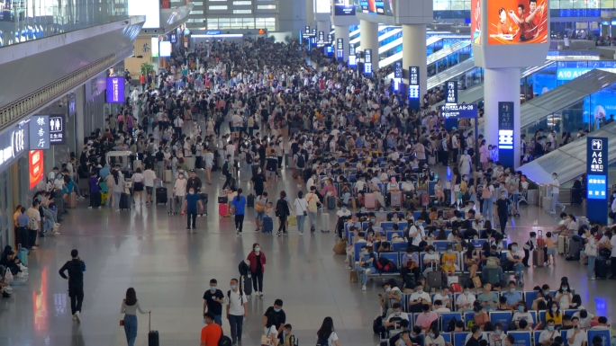 4k成都东站国庆期间人流