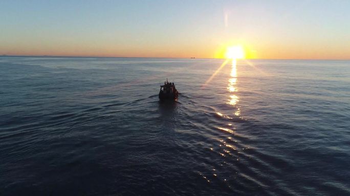 高清夕阳渔船海面出海海岸线航拍