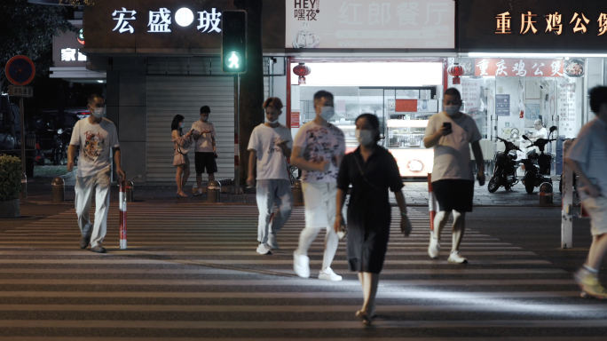 4k 夜晚 行人过马路