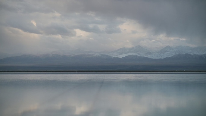茶卡盐湖天空之境空境青海湖雪山阳光